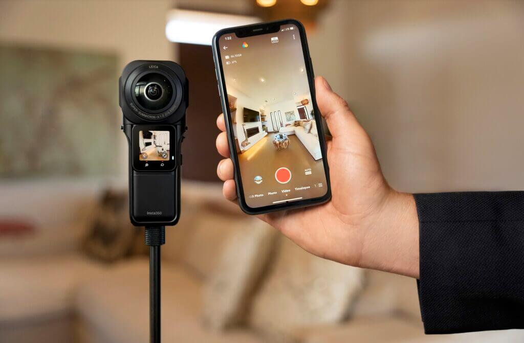 A Smartphone driving Insta360 camera into virtual tours shooting